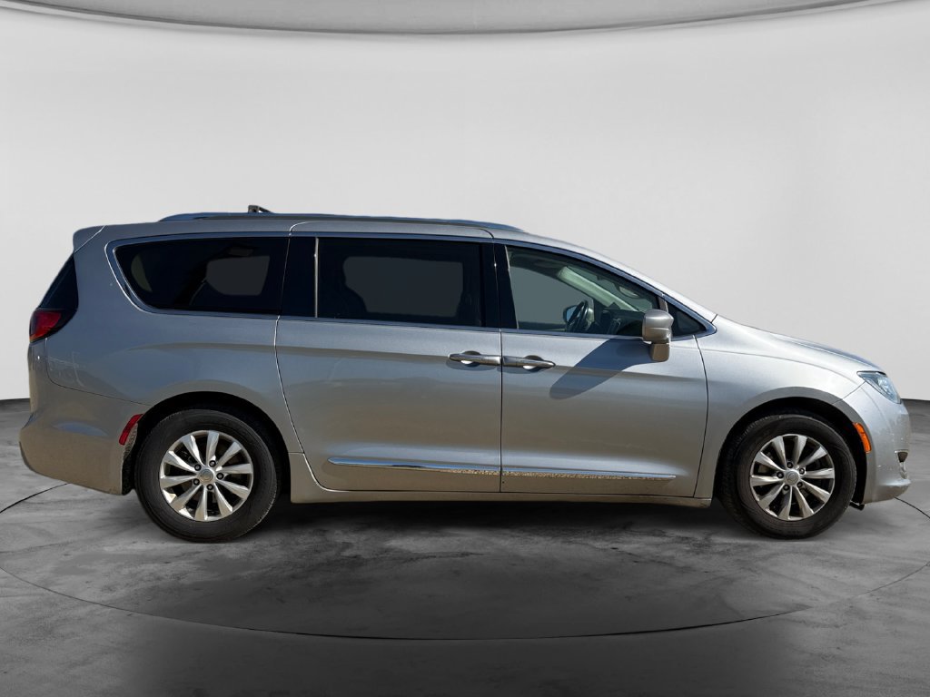 Used 2018 Chrysler Pacifica Touring-L FWD image 10