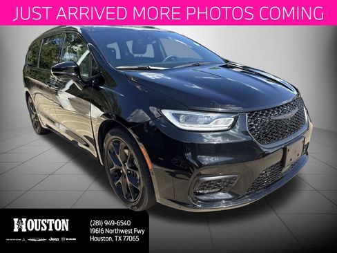 Used 2024 Chrysler Pacifica Limited w/ Uconnect Theater Family Group FWD image 1