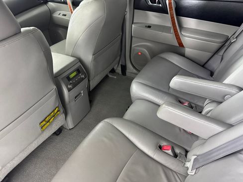 Used 2010 Toyota Highlander Limited AWD/4WD image 26