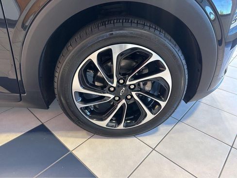 Used 2023 Chevrolet Bolt EUV Premier w/ Sun & Sound Package FWD image 7