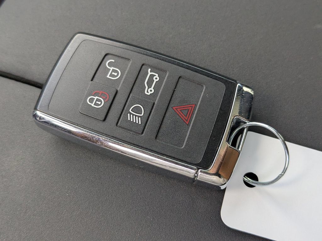 Used 2025 Land Rover Range Rover Evoque Dynamic SE AWD/4WD image 27
