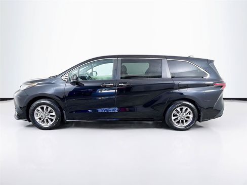 Used 2023 Toyota Sienna XLE AWD/4WD image 9
