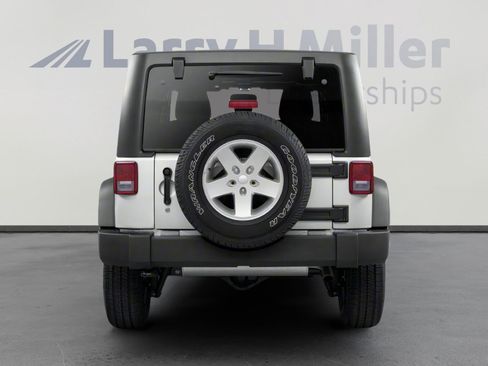 Used 2010 Jeep Wrangler Unlimited Sahara w/ Trailer Tow Group AWD/4WD image 5
