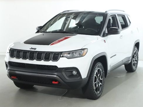 Used 2025 Jeep Compass Trailhawk AWD/4WD image 4