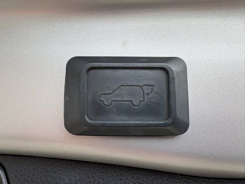 Used 2020 Toyota RAV4 XLE w/ Convenience Package FWD image 31