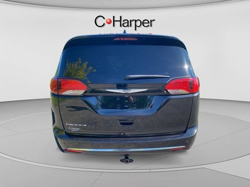 Used 2020 Chrysler Pacifica Touring-L FWD image 4