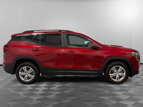 Used 2024 GMC Terrain SLE w/ Driver Convenience Package image 8