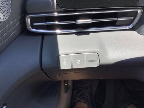 Used 2025 Hyundai Elantra SEL FWD image 41