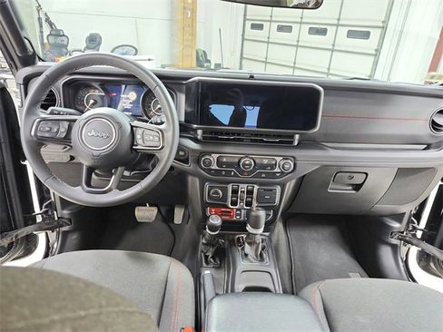 Used 2025 Jeep Wrangler Unlimited Rubicon image 23