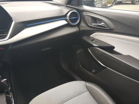 Used 2025 Chevrolet Trax LT w/ LT Convenience Package image 16