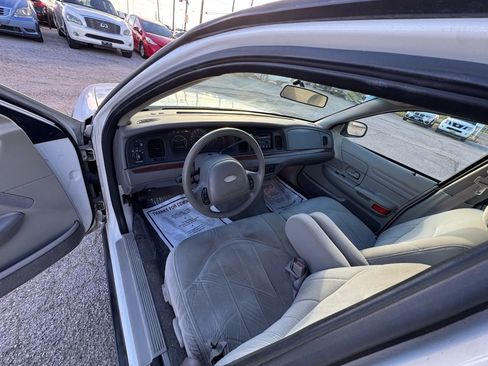 Used 2001 Ford Crown Victoria RWD image 13