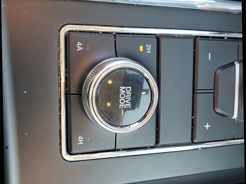 Used 2024 Ford Expedition Max XLT image 27