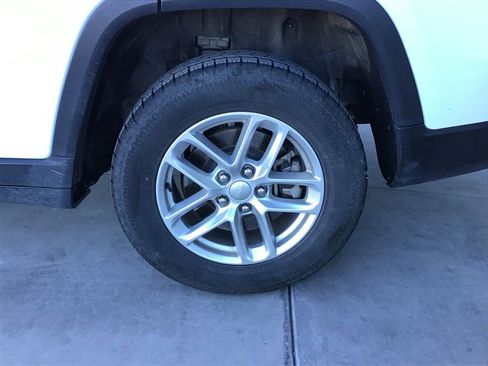 Used 2023 Jeep Grand Cherokee L Laredo image 32