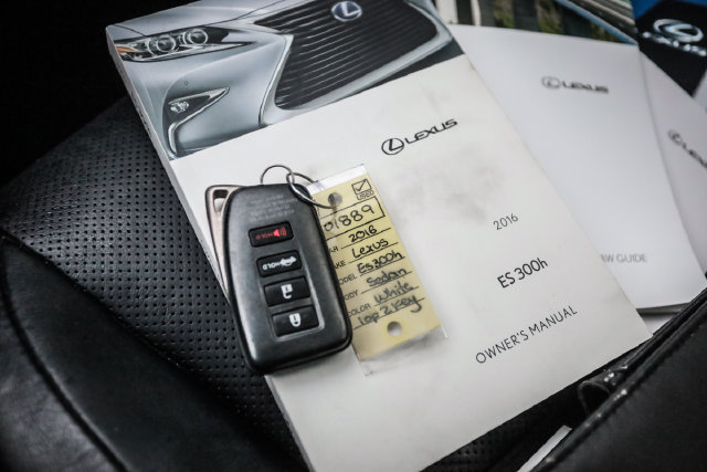 Used 2016 Lexus ES 300h w/ Luxury Package w/Wood Trim FWD image 69