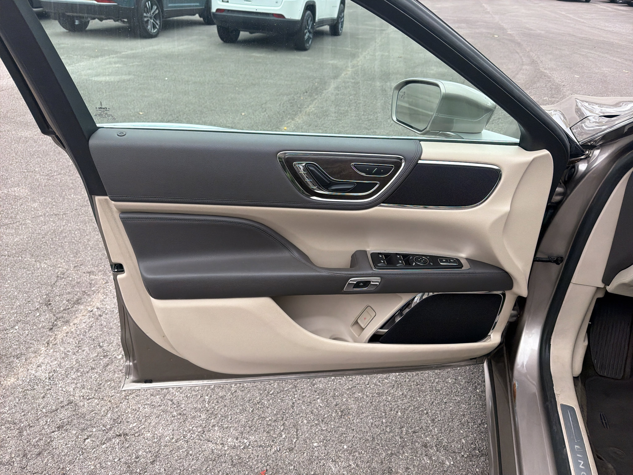 Used 2018 Lincoln Continental Select w/ Continental Climate Package FWD image 9