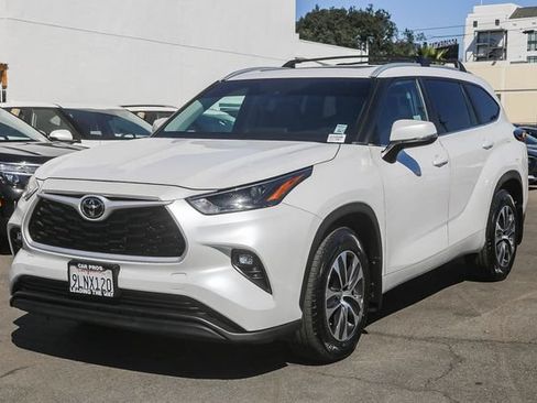 Used 2024 Toyota Highlander XLE FWD image 4
