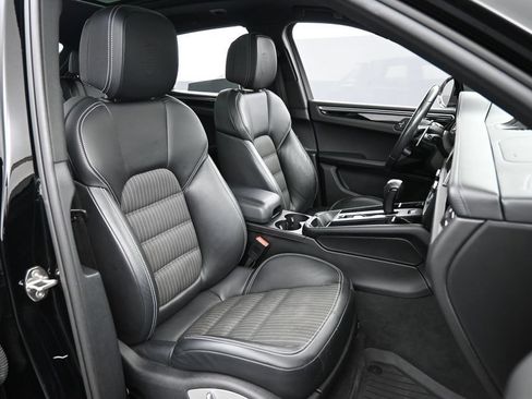 Certified 2023 Porsche Macan Turbo AWD/4WD image 29