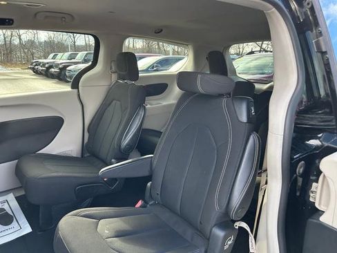Used 2022 Chrysler Voyager LX image 14
