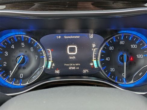 Used 2022 Chrysler Pacifica Limited w/ Uconnect Theater Family Group image 19