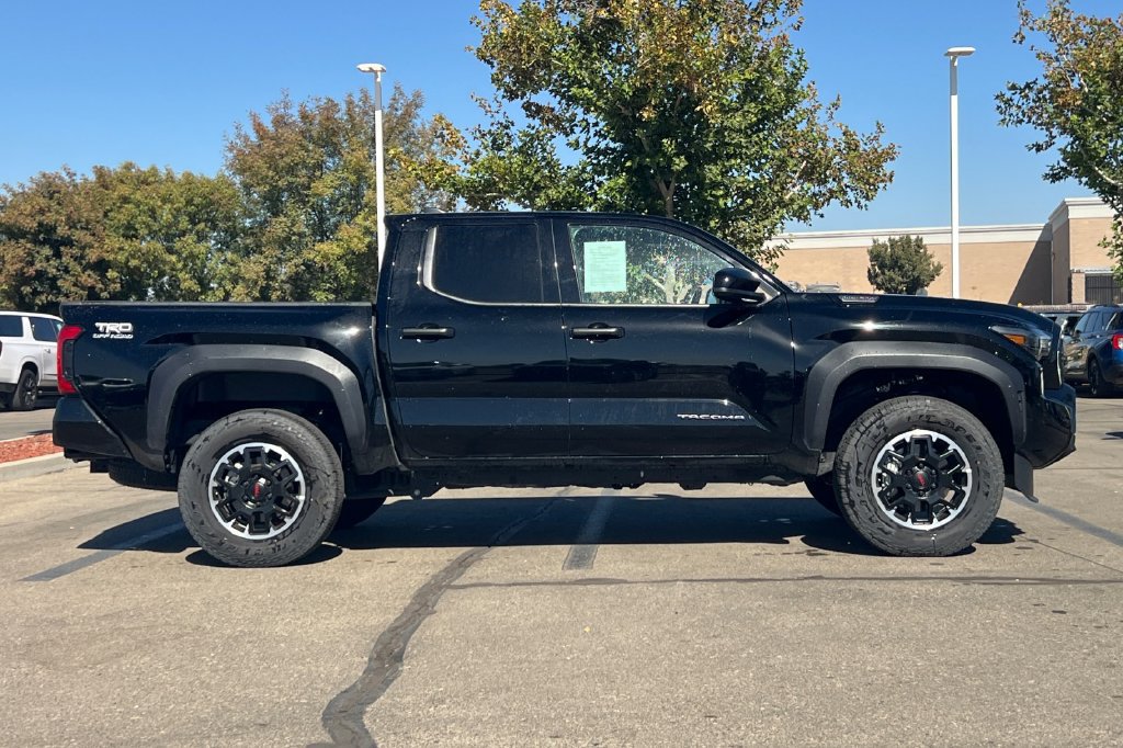 Certified 2025 Toyota Tacoma TRD Off-Road AWD/4WD image 3