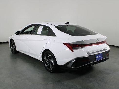Certified 2024 Hyundai Elantra SEL w/ Convenience Package image 4