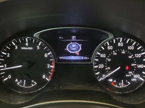 Used 2017 Nissan Pathfinder Platinum w/ Family Entertainment Package FWD image 23