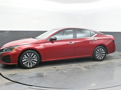 Used 2024 Nissan Altima 2.5 SV image 5