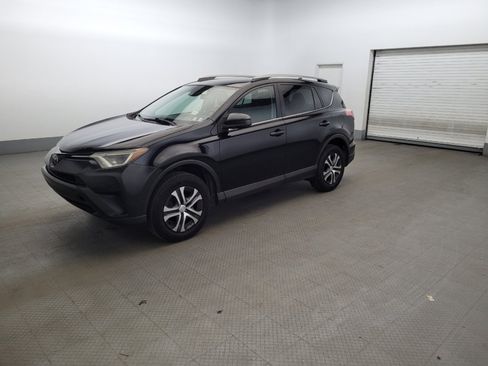 Used 2018 Toyota RAV4 LE FWD image 2