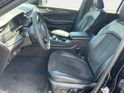 Used 2025 Jeep Grand Cherokee Altitude AWD/4WD image 10