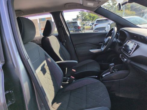 Used 2018 Nissan Kicks SV FWD image 25