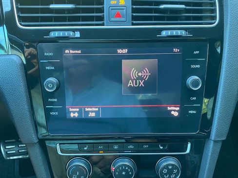 Used 2018 Volkswagen GTI SE FWD image 31