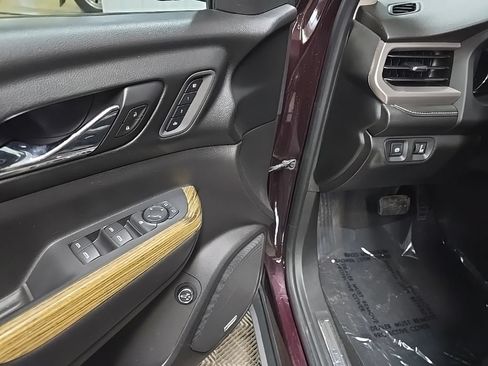 Used 2017 GMC Acadia Denali w/ Technology Package AWD/4WD image 29