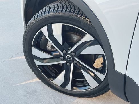 Used 2023 Volvo XC40 B5 Plus w/ Protection Package Premier image 12