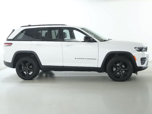 Used 2023 Jeep Grand Cherokee Altitude AWD/4WD image 11