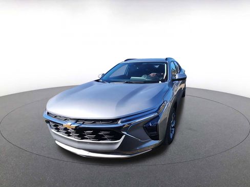 Used 2025 Chevrolet Trax LT w/ LT Convenience Package image 2