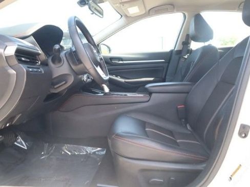 Used 2025 Nissan Altima 2.5 SR FWD image 12