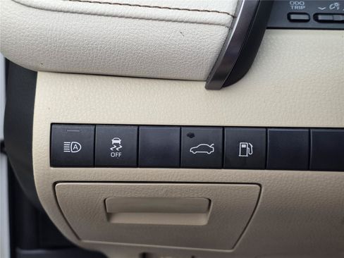 Used 2018 Toyota Camry LE FWD image 14