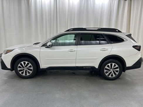 Used 2022 Subaru Outback Premium image 3