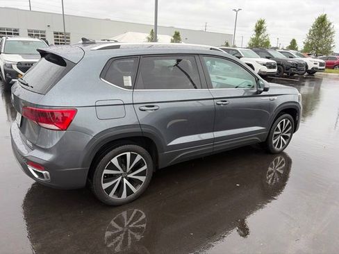 Used 2022 Volkswagen Taos SE FWD image 4