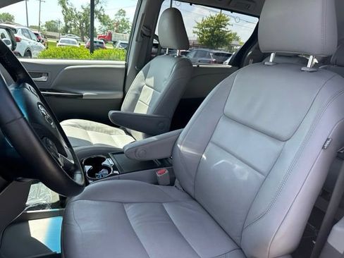Used 2017 Toyota Sienna XLE w/ XLE Navigation Package FWD image 29