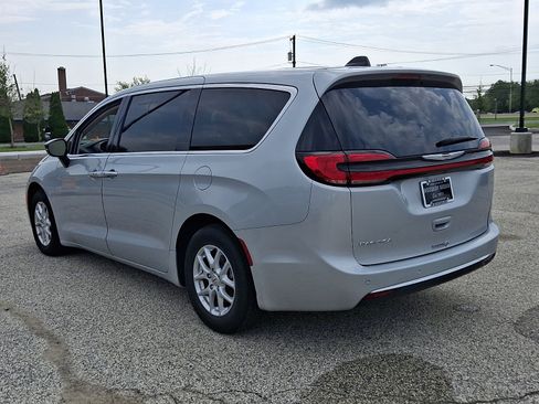 Used 2024 Chrysler Pacifica Touring-L FWD image 5