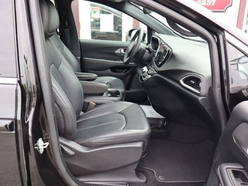 Used 2025 Chrysler Pacifica Select FWD image 8