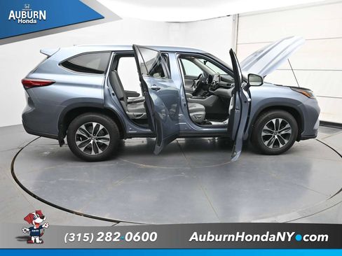 Used 2022 Toyota Highlander XLE AWD/4WD image 42