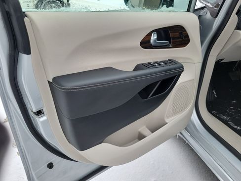 Used 2024 Chrysler Pacifica Limited w/ Trailer Tow Group image 6