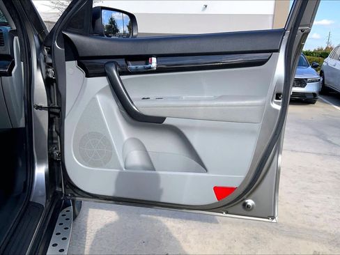 Used 2011 Kia Sorento LX image 22