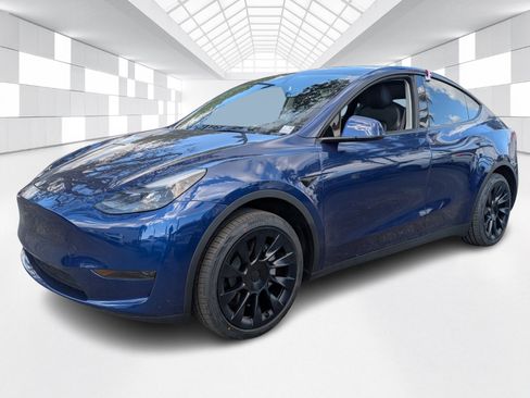 Used 2024 Tesla Model Y 2WD image 3