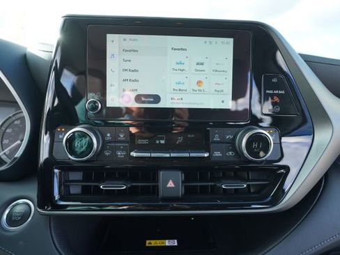 Used 2024 Toyota Highlander LE image 33