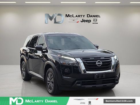 Used 2025 Nissan Pathfinder S FWD image 1