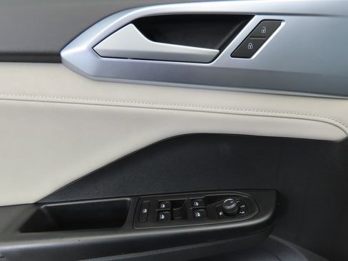 Certified 2025 Volkswagen Taos SE w/ Panoramic Sunroof Package image 21