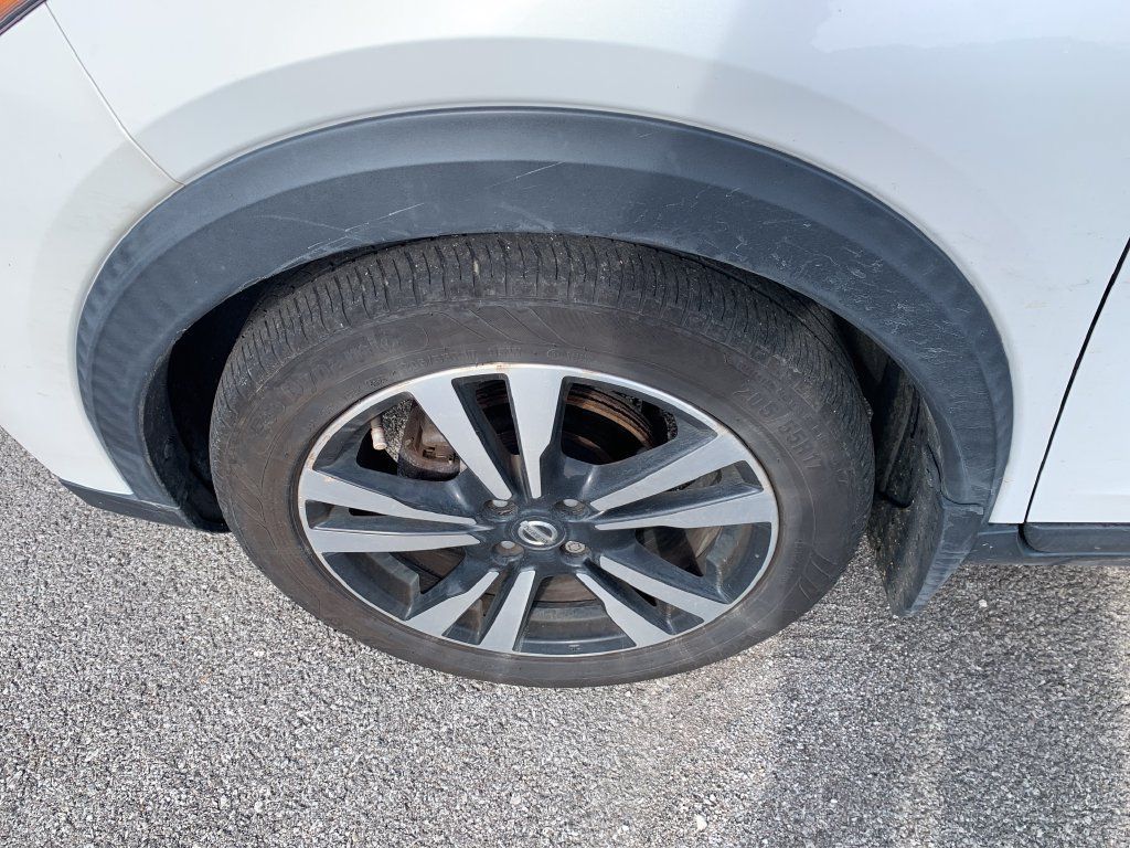 Used 2018 Nissan Kicks SV w/ Exterior Package FWD image 2